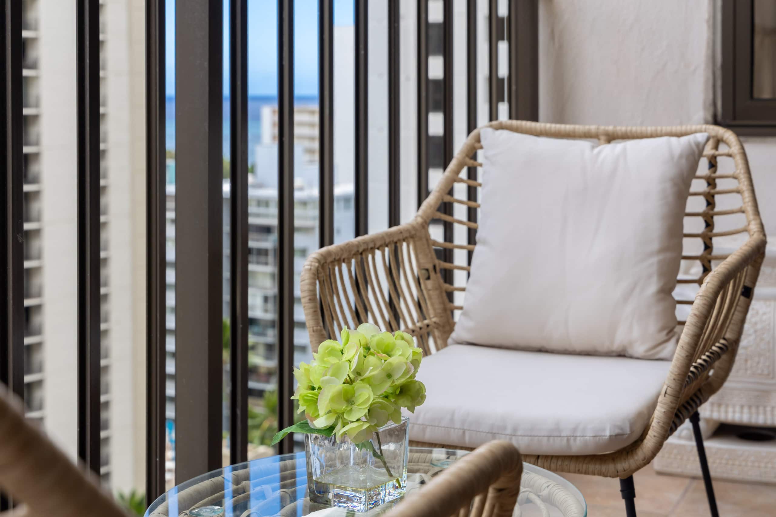 Waikiki condo w/ lanai & mountain views - Image 40