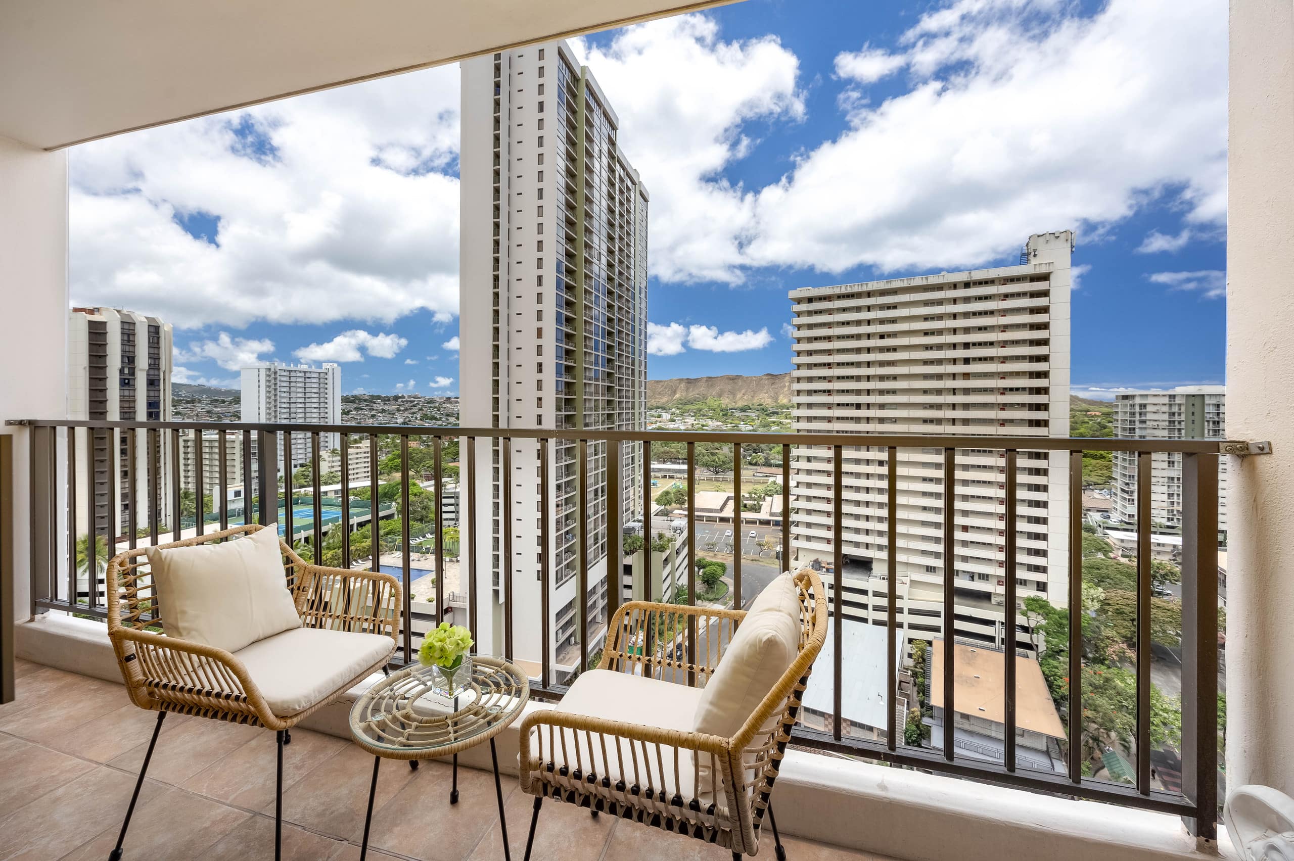Waikiki condo w/ lanai & mountain views - Image 3