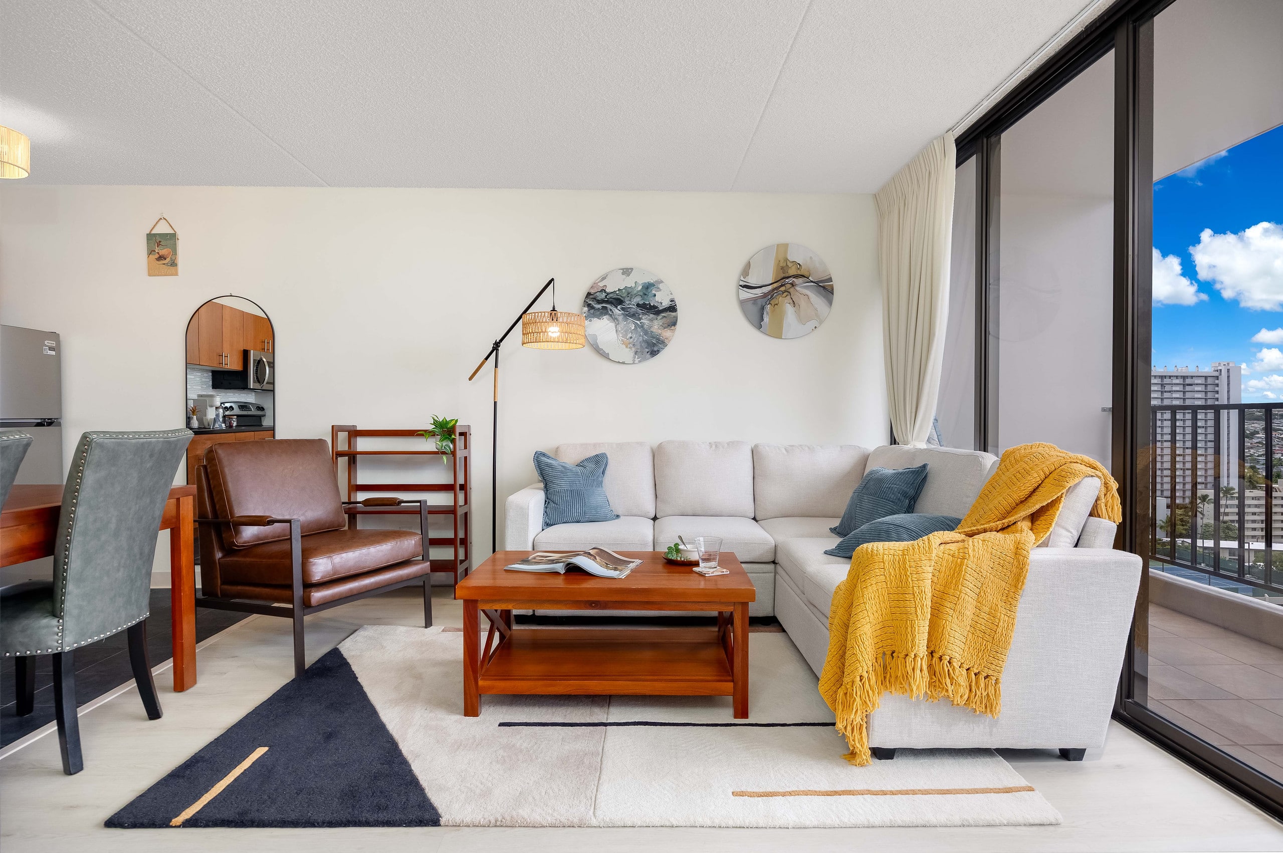 Waikiki condo w/ lanai & mountain views - Image 7