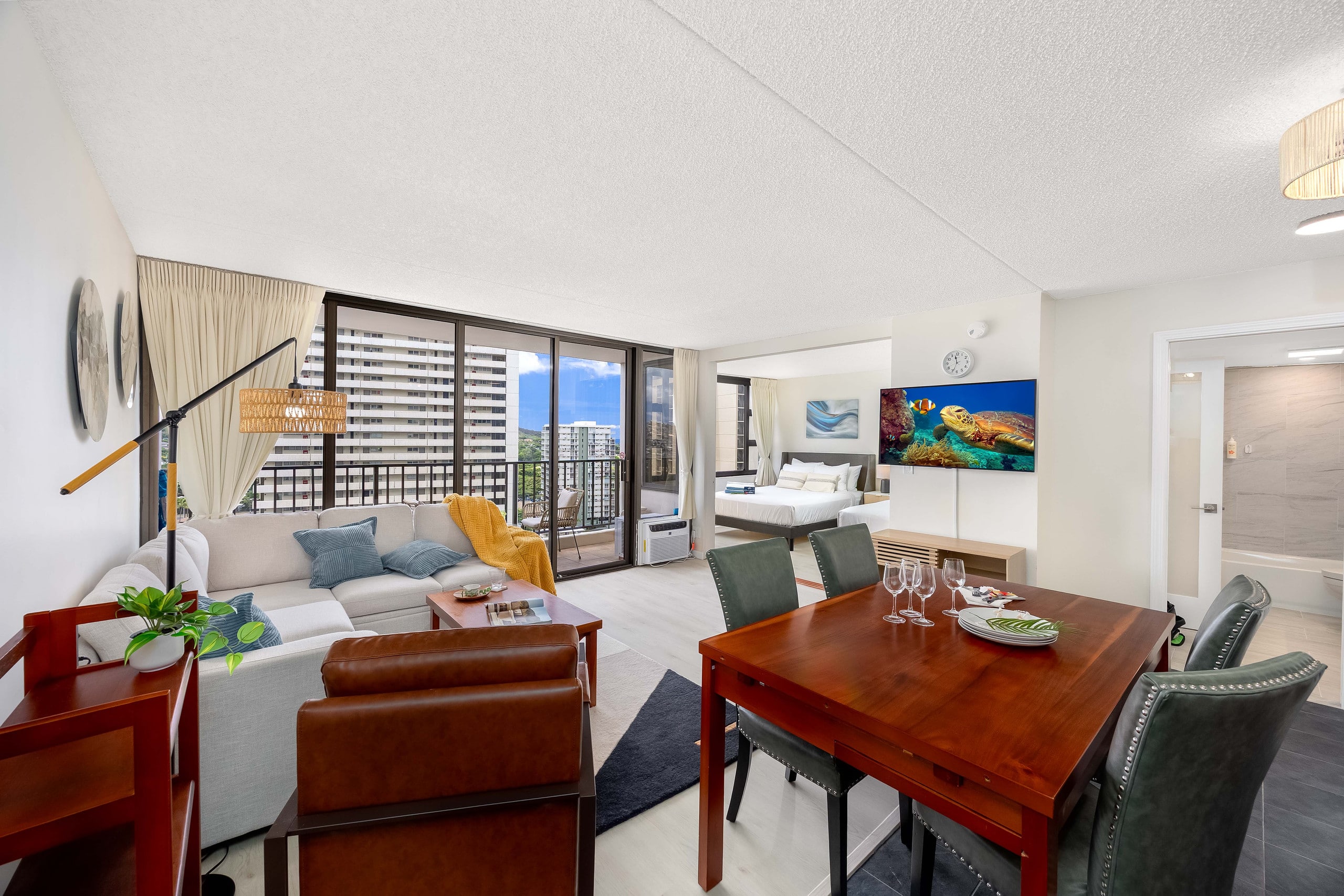 Waikiki condo w/ lanai & mountain views - Image 20
