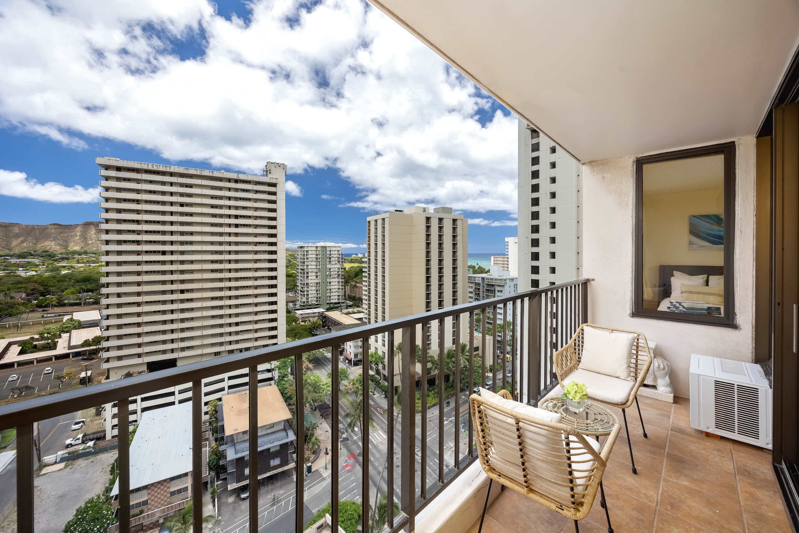 Waikiki condo w/ lanai & mountain views - Image 37