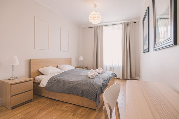舒适的卧室，自然光线充足，是情侣和家庭入住的完美空间，位于格但斯克市中心。