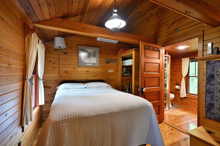 В спалнята на Tri-Lakes Hideaway има удобно двойно легло.