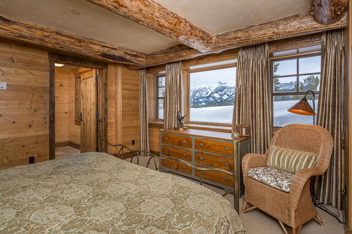 Downstairs Guest Bedroom 1 w. En-Suite