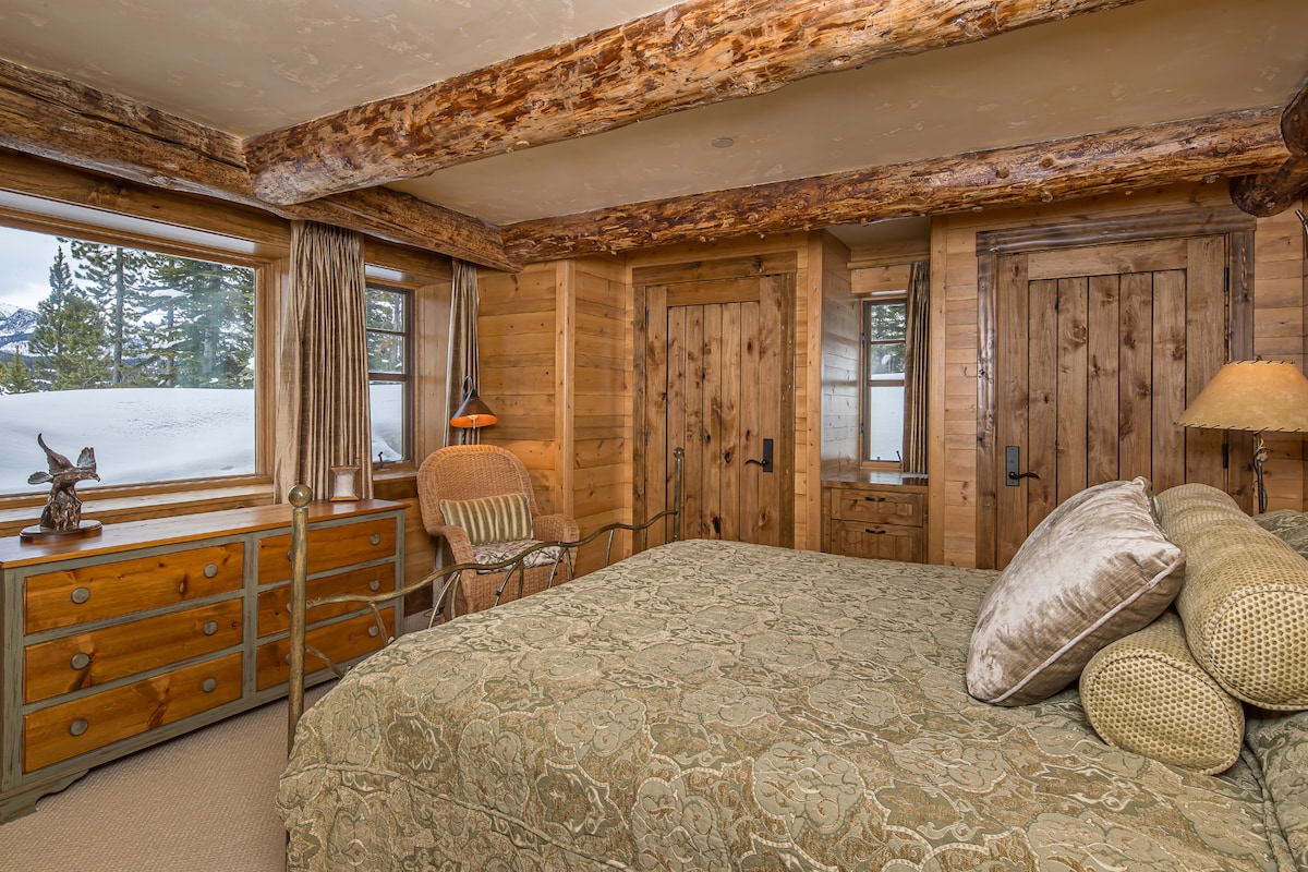 Downstairs Guest Bedroom 1 w. En-Suite