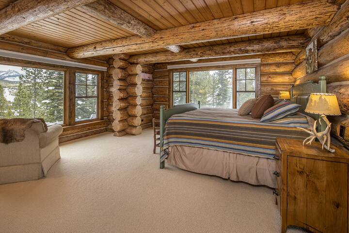 EPIC Ski In/Out • Hot Tub, Grill, Privacy + Views!