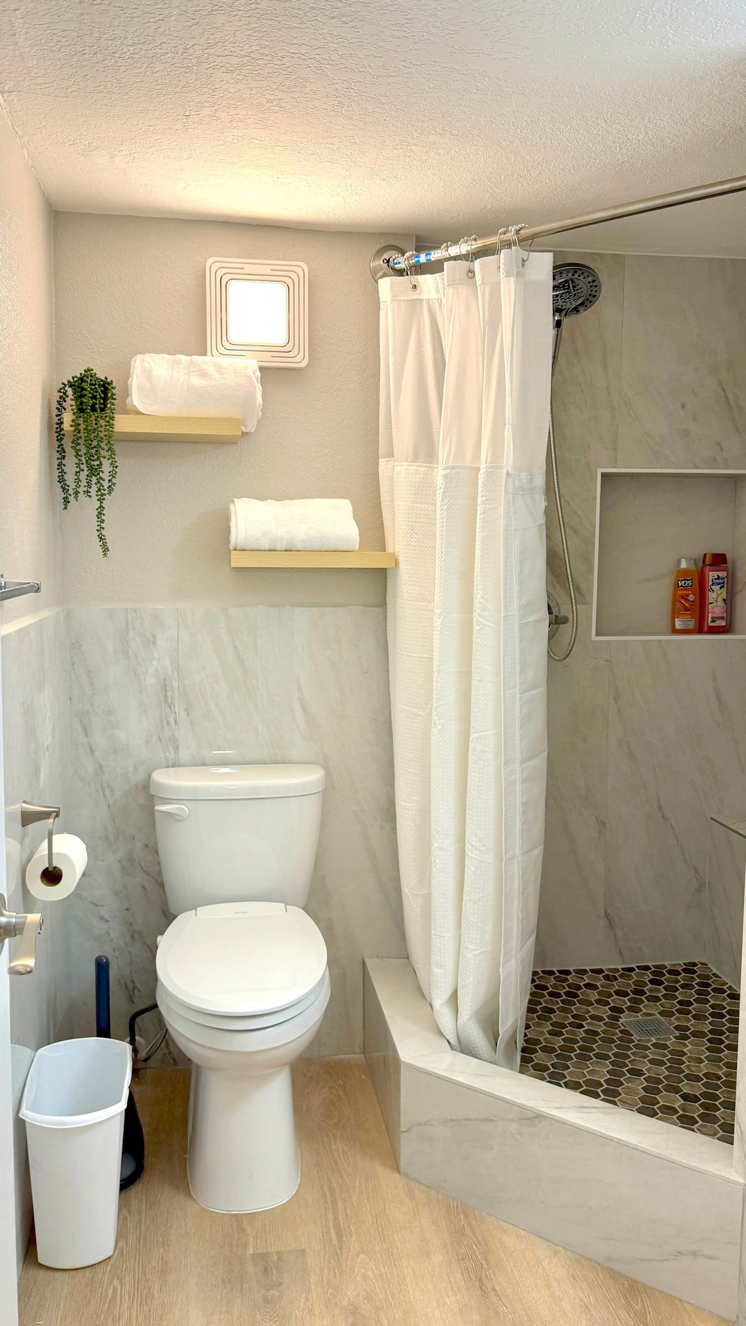 Newly Renovated Waikiki 2BR 2BA Ocean City View - Image 8
