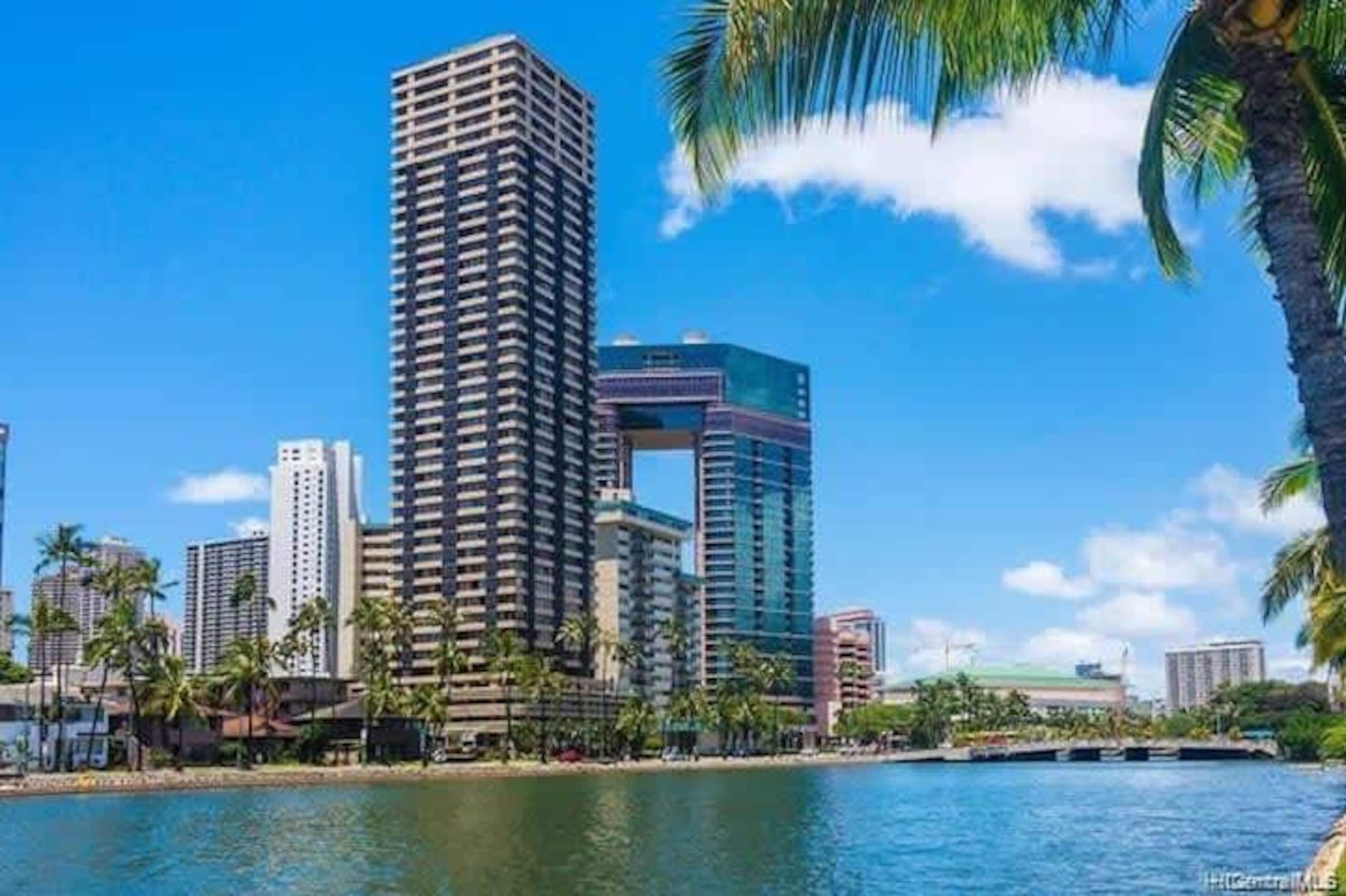 Newly Renovated Waikiki 2BR 2BA Ocean City View - Image 11