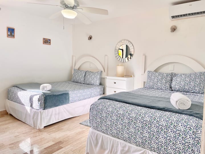 საძილე სივრცე 2 ორადგილიანი საწოლით, ჭერის ვენტილატორითა და კონდიციონერით