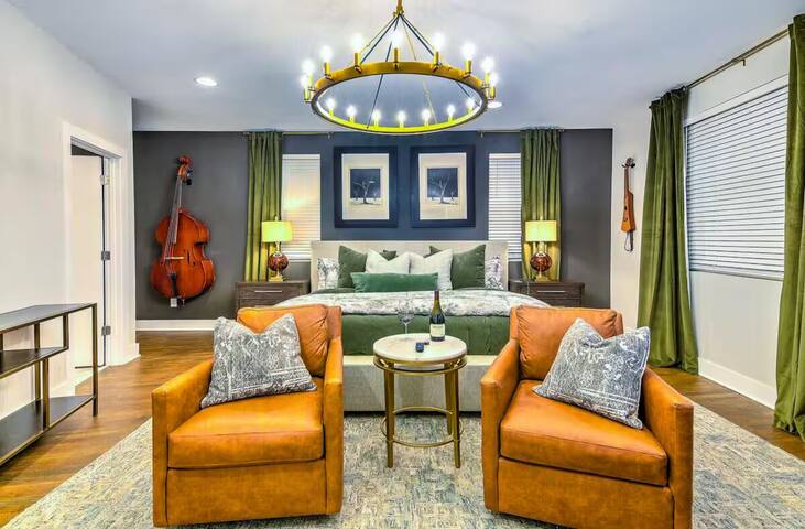 Artist Retreat: Hot Tub | Skyline View | Game Room gallery image 3