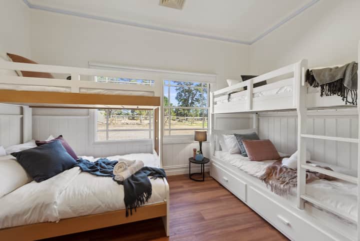 Dormitorio infantil 3: litera Dbl y litera individual con cama nido