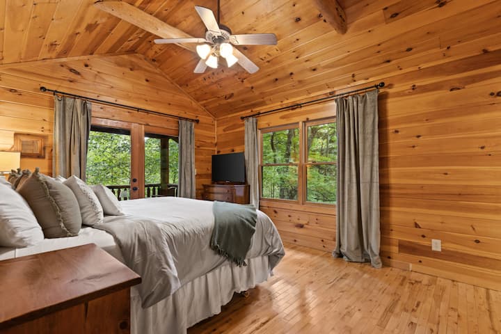 Удобна дрвена спална соба 1 | Брачен кревет (широк 180-220 см) со рустикални дрвени ѕидови, топло осветлување и приватен балкон со поглед кон шума