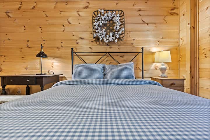 Рустикална спална соба 3 | Удобен брачен кревет (широк 150-179 см) со сина постелнина Gingham, дрвени ѕидови и топло осветлување