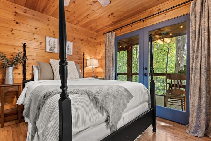 Рустикална спална соба 2 | Кревет со четири столбови со удобен текстил, топло дрво и балкон со поглед кон шума