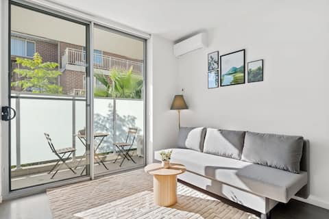 Comfy Studio | Balcony | 12 Mins Walk to Train