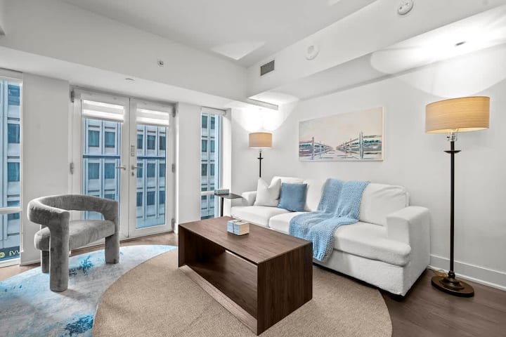 Skyline Balcony Views, Nearby Transit & Yorkville - Bradford