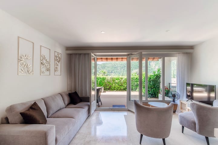 Residence with Pool and Beach (Morcote Romance)