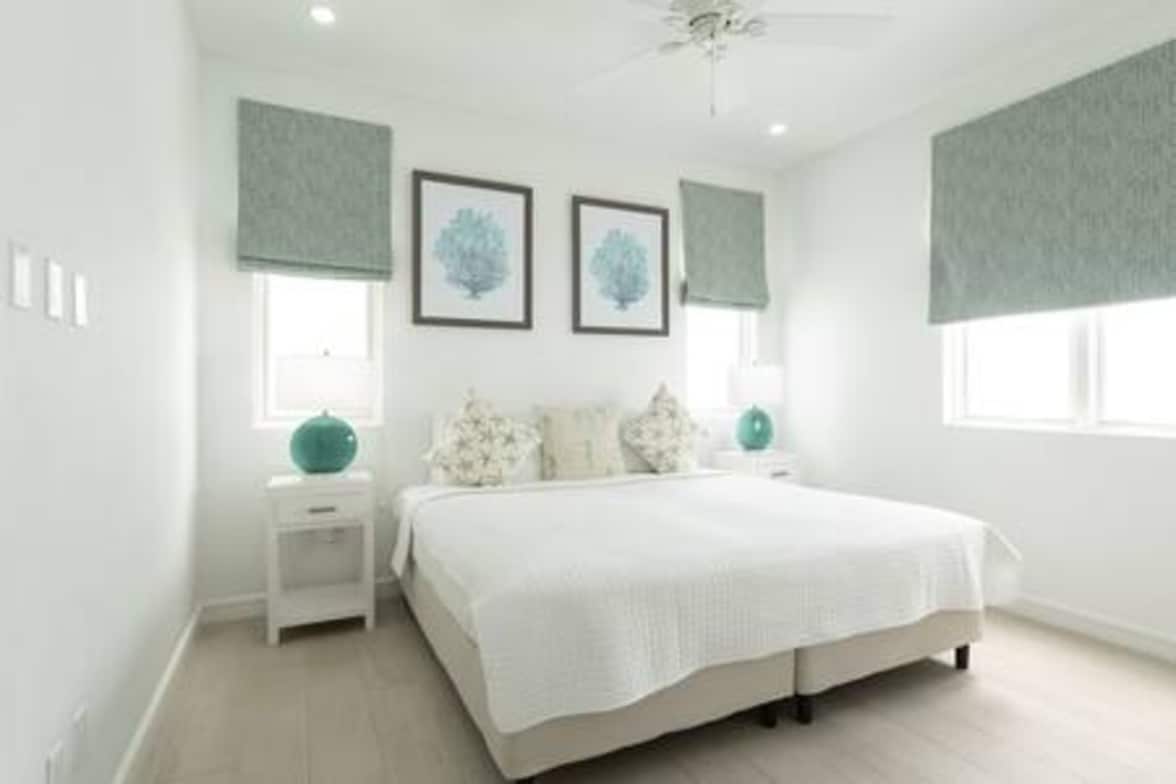 Chumba cha kulala cha 3, ambacho kilikuwa na kitanda cha ukubwa wa mapacha/mfalme, mandhari ya bustani na chumba cha kuogea kilichowekwa vizuri.