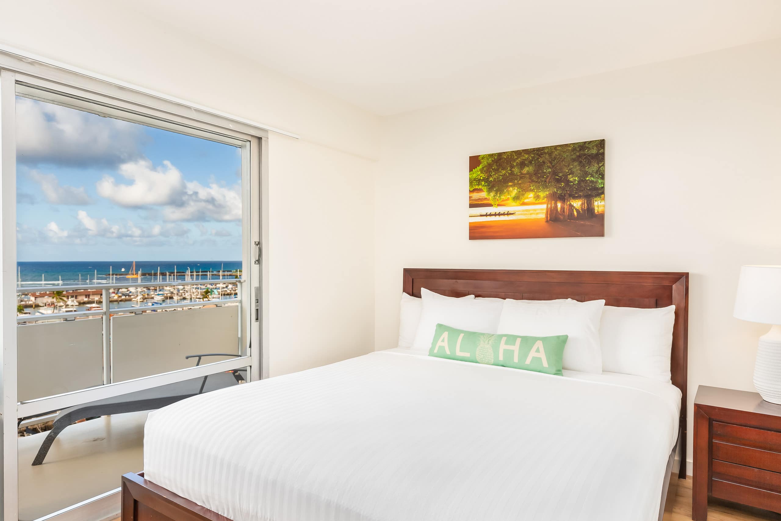 Condo in Honolulu · ★4.9 · 2 bedrooms · 4 beds · 2 private baths - Image 36