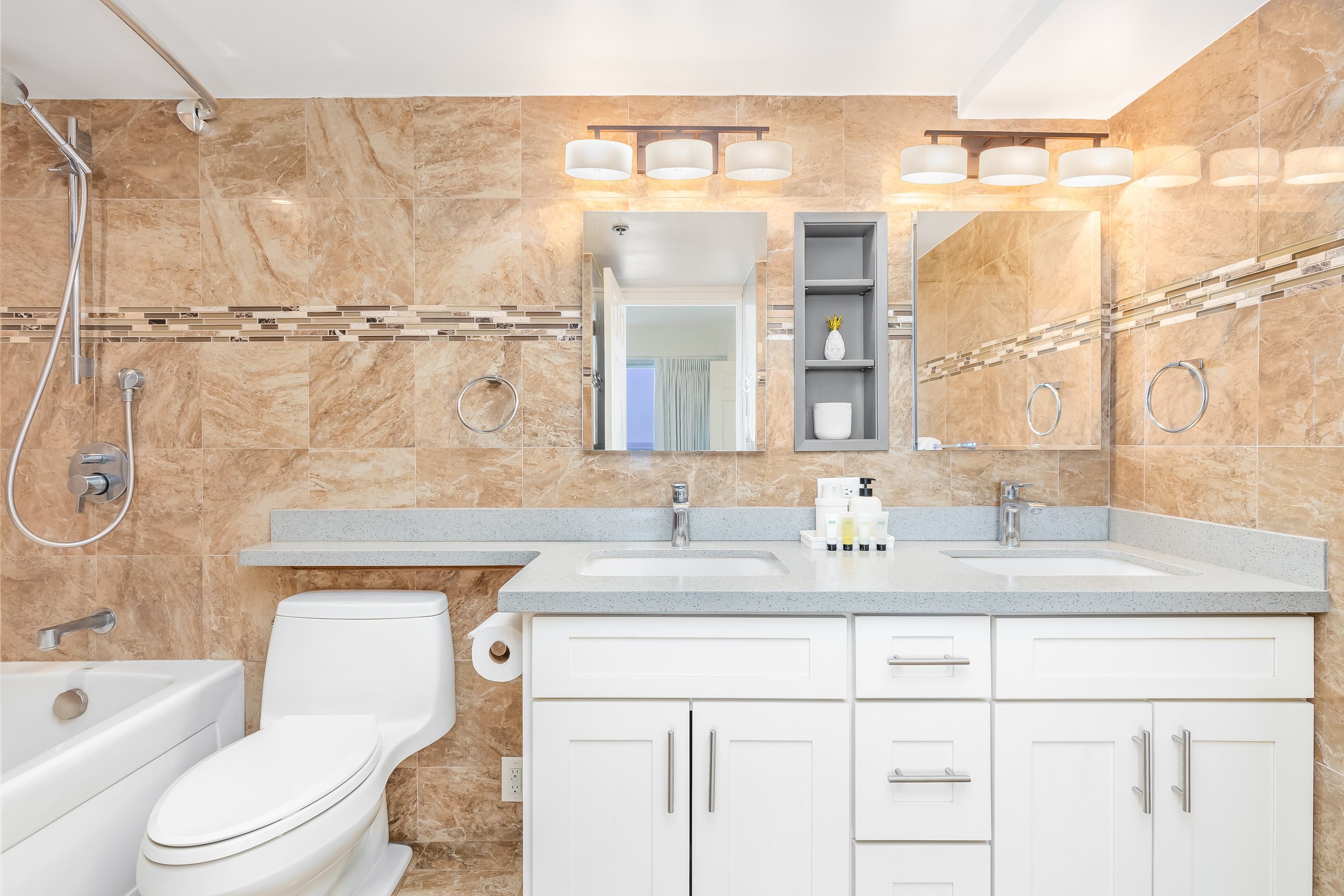 Condo in Honolulu · ★4.9 · 2 bedrooms · 4 beds · 2 private baths - Image 41