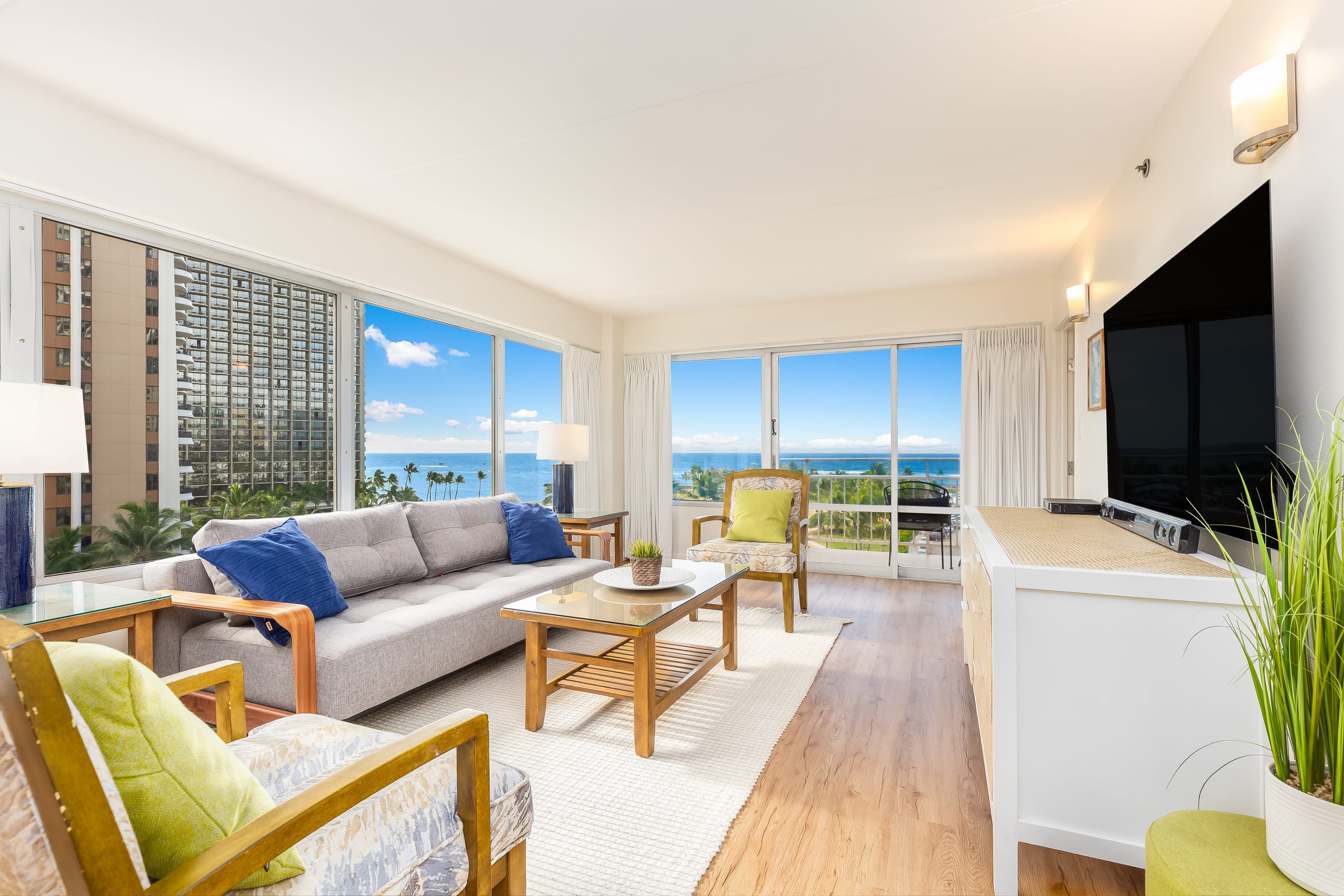 Condo in Honolulu · ★4.9 · 2 bedrooms · 4 beds · 2 private baths - Image 4