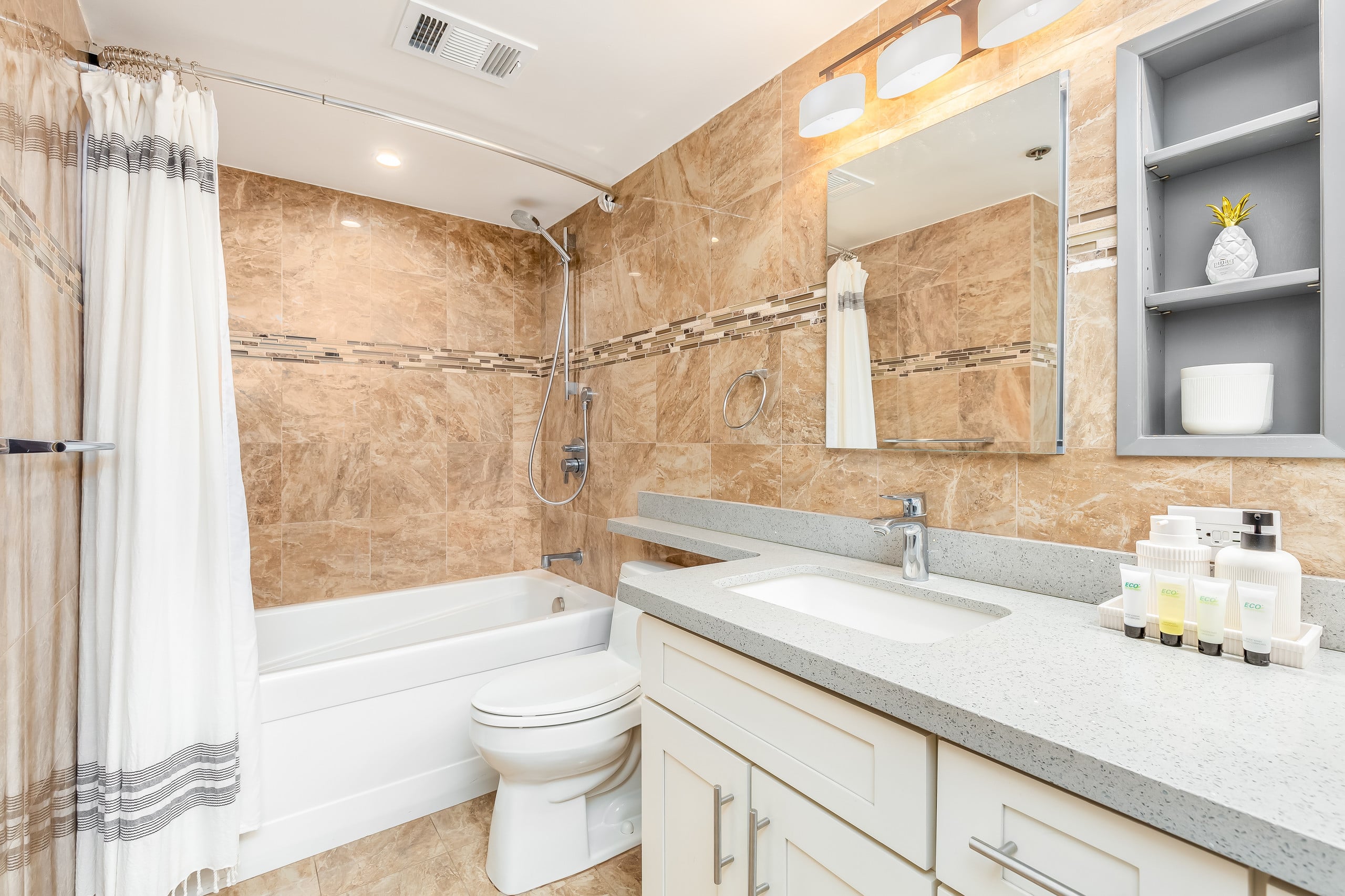 Condo in Honolulu · ★4.9 · 2 bedrooms · 4 beds · 2 private baths - Image 42