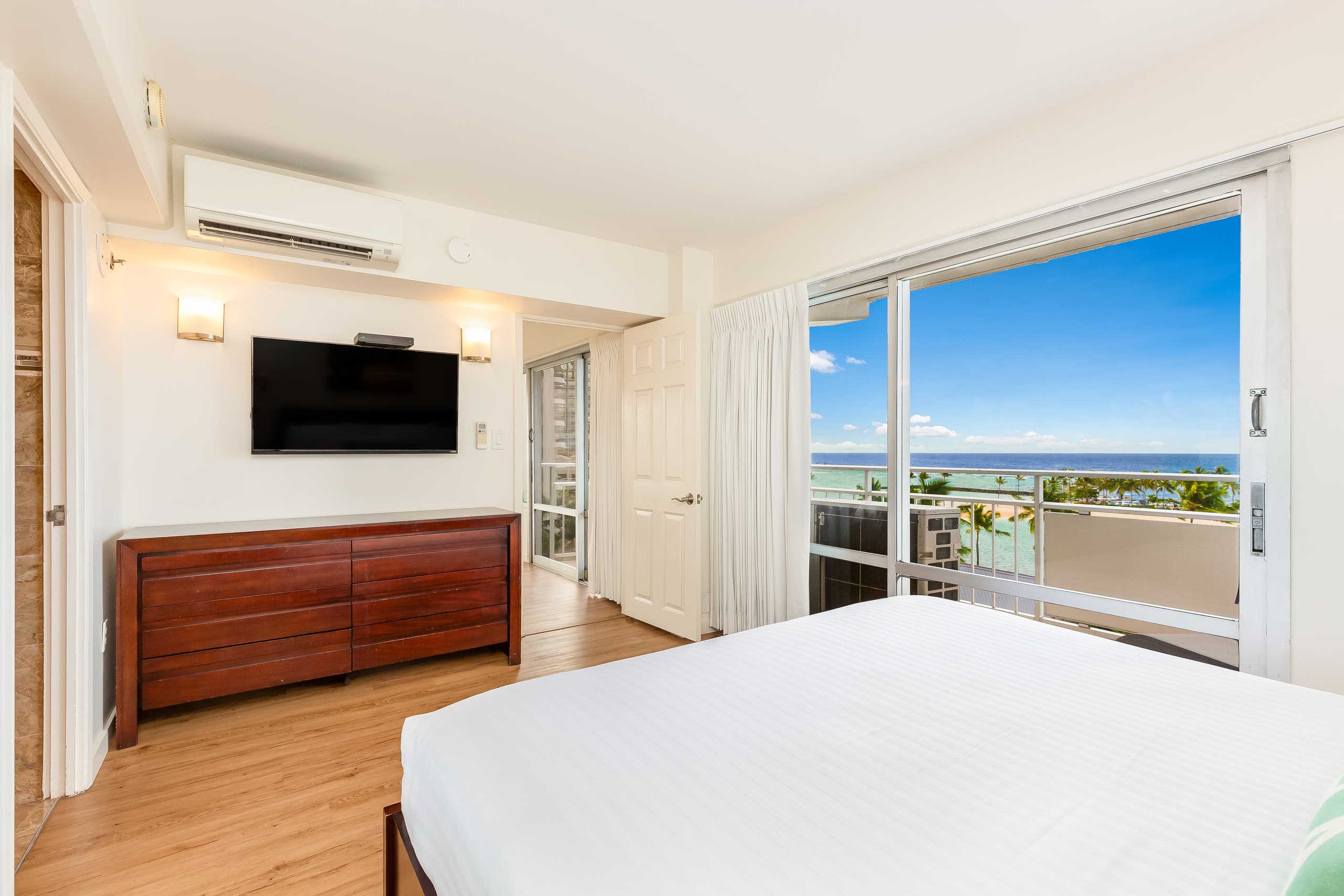 Condo in Honolulu · ★4.9 · 2 bedrooms · 4 beds · 2 private baths - Image 33