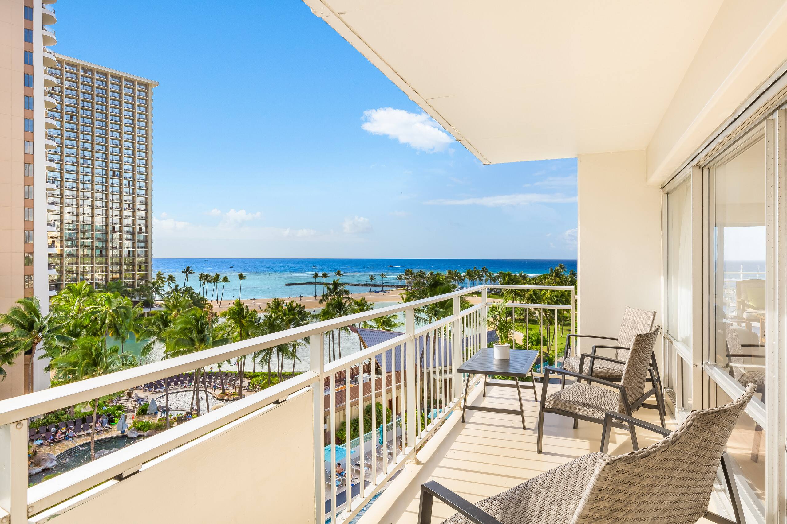 Condo in Honolulu · ★4.9 · 2 bedrooms · 4 beds · 2 private baths - Image 43