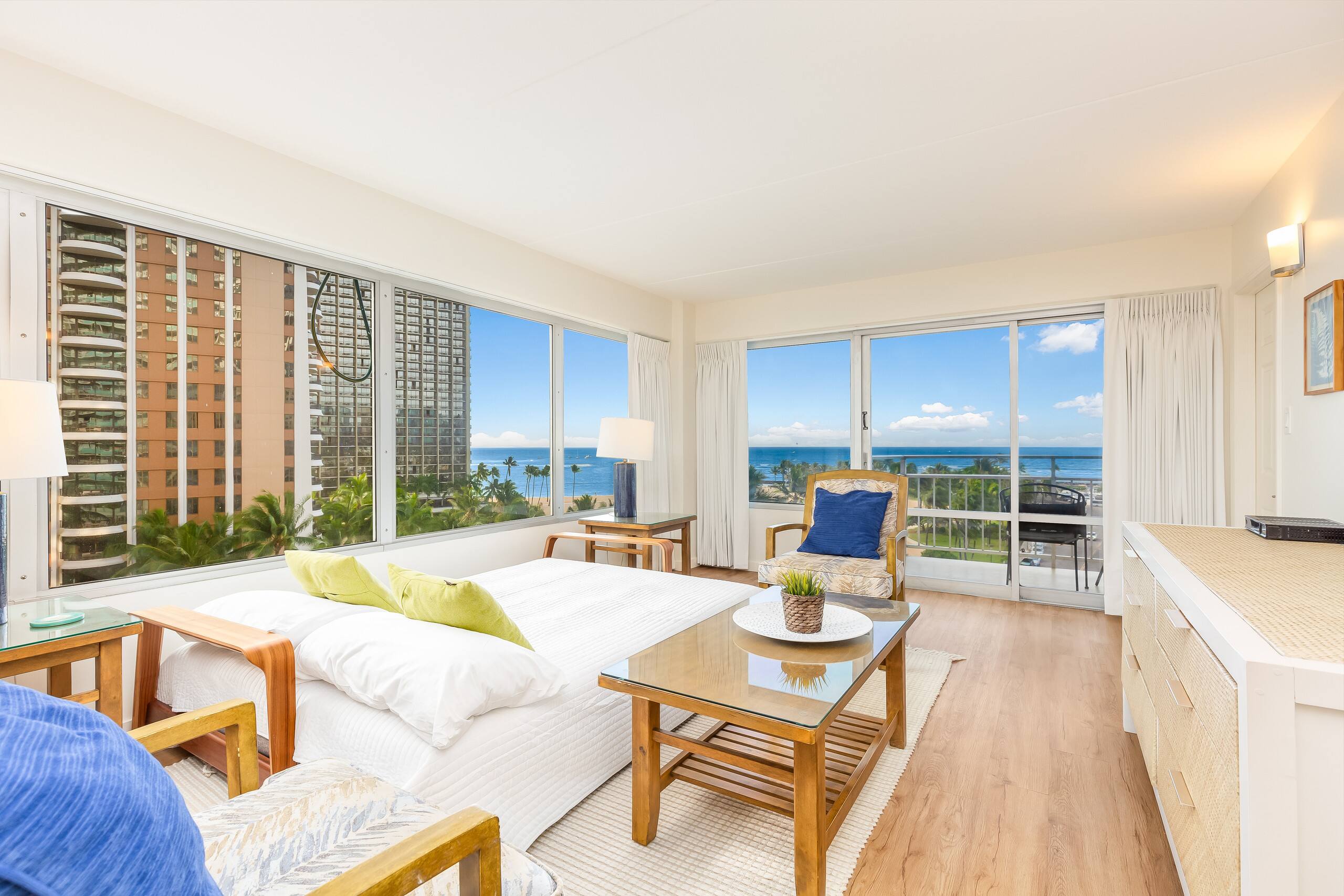 Condo in Honolulu · ★4.9 · 2 bedrooms · 4 beds · 2 private baths - Image 11