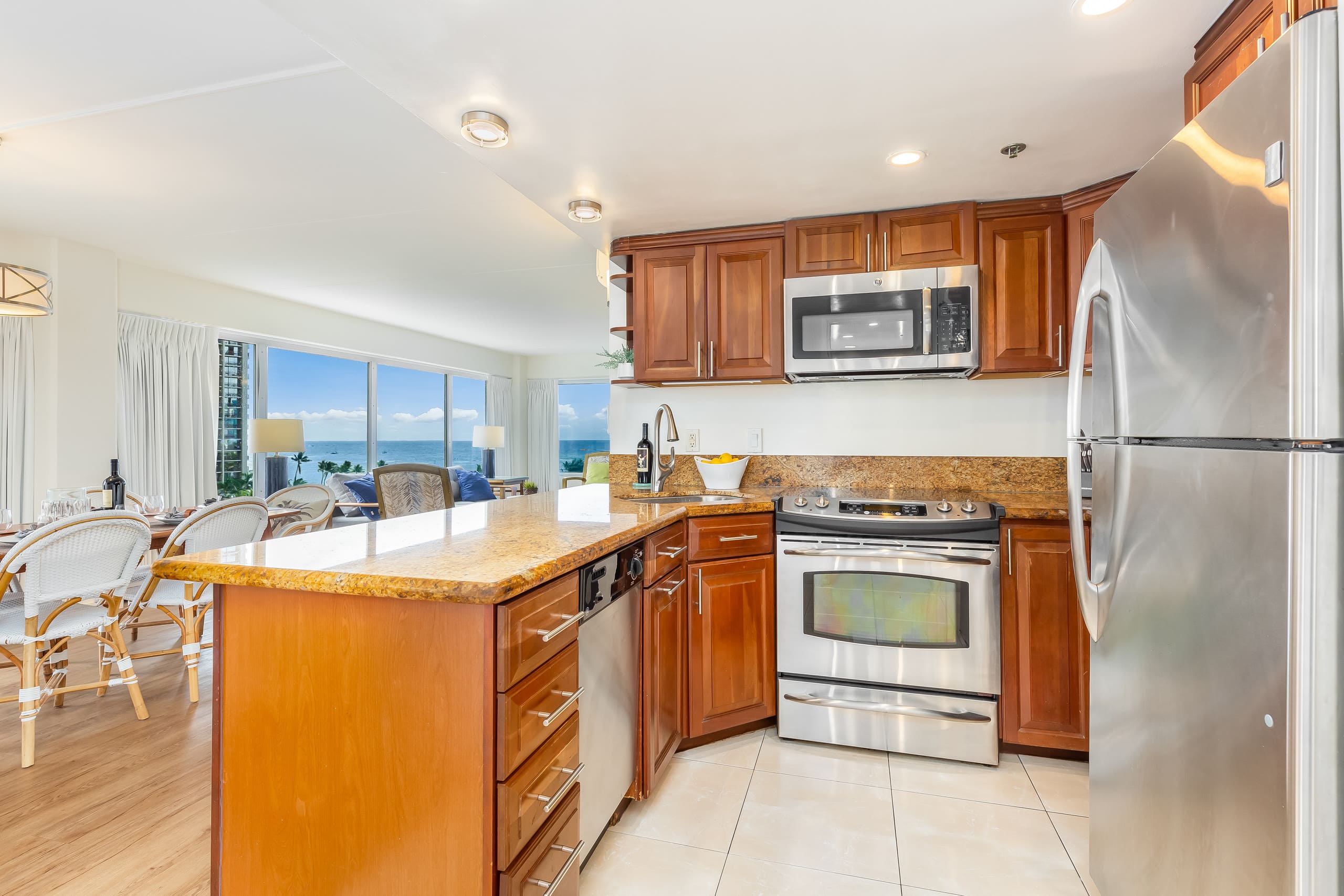 Condo in Honolulu · ★4.9 · 2 bedrooms · 4 beds · 2 private baths - Image 18