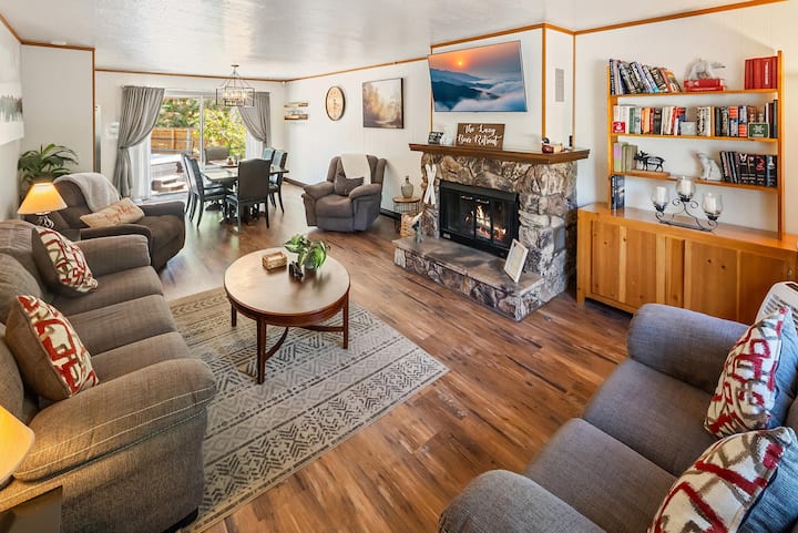 Hot Tub! Game Room! Walk To Meadow Park & Lake! - Big Bear Lake, CA