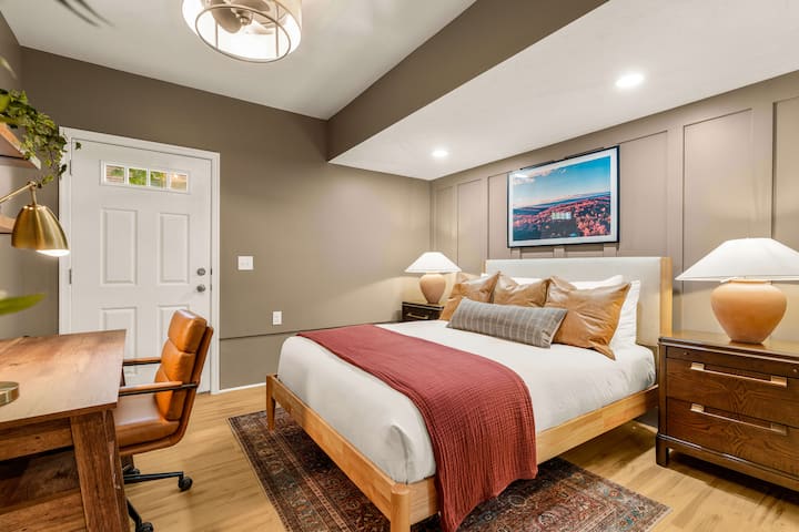 Ova udobna spavaća soba u prizemlju s luksuznim bračnim krevetom nudi savršenu ravnotežu između privatnosti i blizine – samo nekoliko koraka od igraonice, kina i kućnog bara. Idealno za goste koji traže opuštanje i jednostavan pristup zabavi.