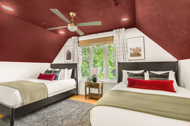 Probudite se uz inspirativne pogled na planinski greben u ovom lijepo uređenom smještaju na zadnjem katu koji ima dva bračna kreveta s mekanim madracima marke Helix. Ukusno uređenje, bogate teksture i živopisne nijanse stvaraju ugodan ambijent za opuštanje i međusobno druženje.