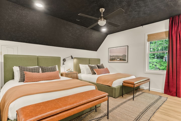 Opustite se u luksuzu i udobnosti u ovom sofisticiranom utočištu na najvišem katu s dva plišana madraca Helix za bračni krevet. Uz pažljivo osmišljen dizajn, mirno uređenje inspirirano planinama i udobne detalje, ovo je idealan prostor za mirne noći i mirna jutra.