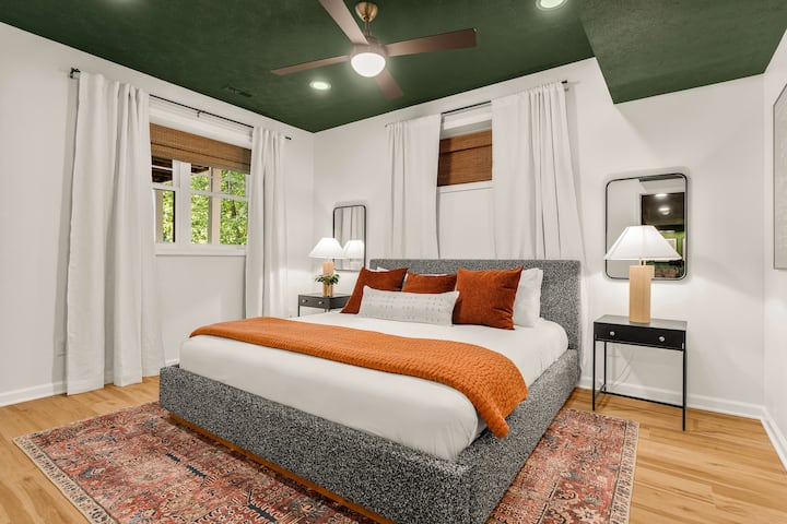 Uživajte u privatnoj udobnosti spavaće sobe s bračnim krevetom koja se nalazi u prizemlju, a koja je pažljivo uređena luksuznim teksturama i toplim, privlačnim bojama. Uronite u miran san na nagrađivanom madracu Helix i stvorite savršeno utočište za opuštanje.