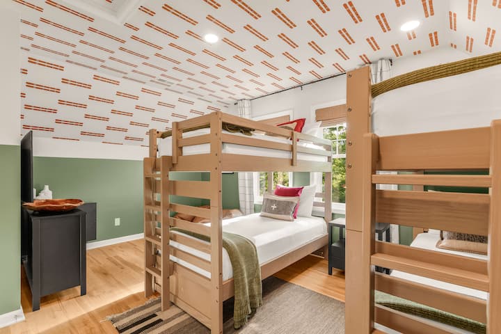 Djeca i prijatelji obožavat će ovu razigranu sobu s dva kreveta na kat (4 plišana madraca Helix), vrećama za sjedenje, igrama, knjigama i pametnim televizorom – savršeno za zabavu i opuštanje.