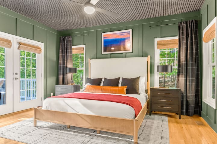 Probudite se osvježeni u ovom mirnom glavnom apartmanu na glavnoj etaži koji ima nagrađivani madrac Helix za veliki bračni krevet, kupaonicu, radni prostor, garderobu i izravan pristup prednjoj terasi s pogledom na planine.