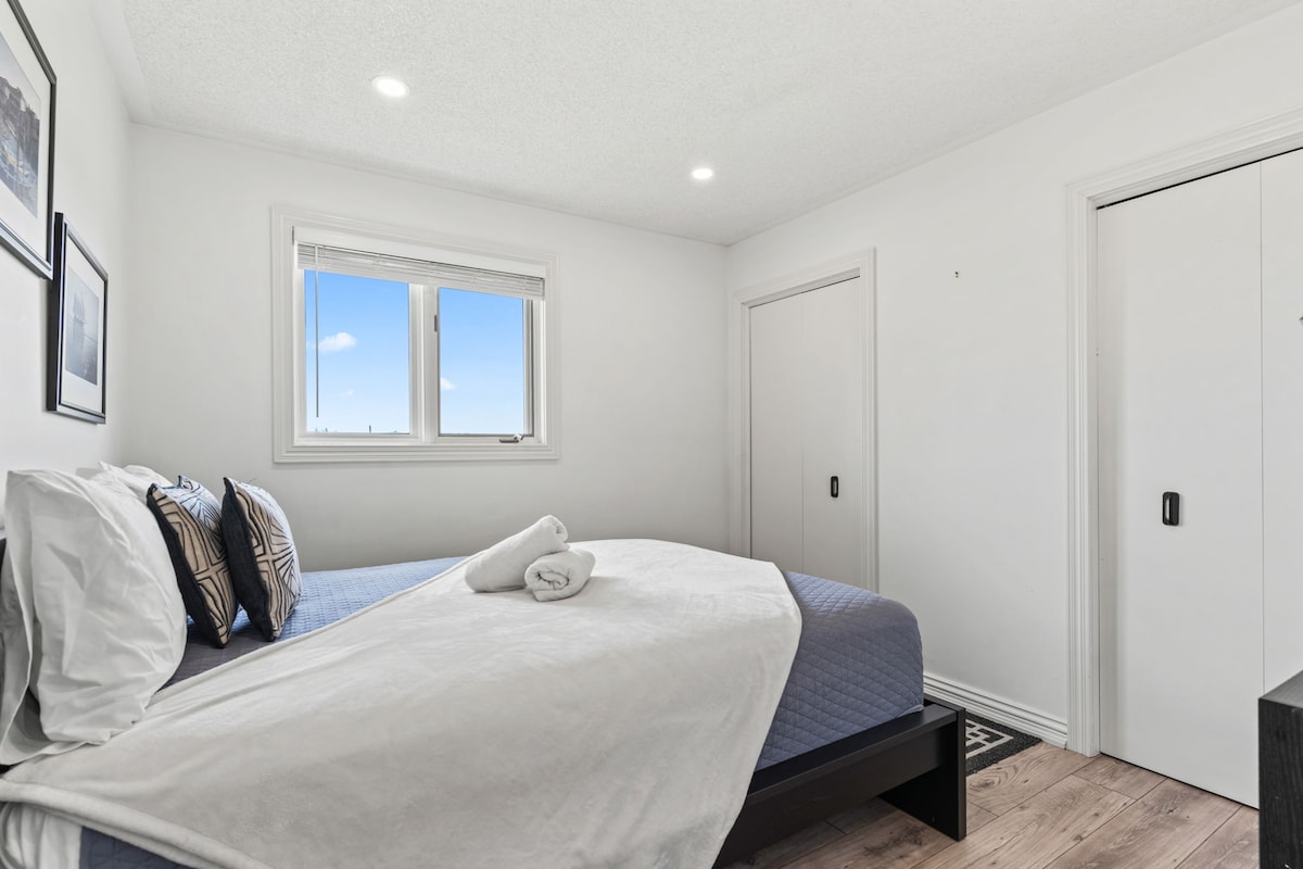 ห้องนอนที่สะอาดและเรียบง่ายพร้อมเตียงควีนไซส์ที่น่าอยู่ คุณจะชื่นชมพื้นที่ตู้เสื้อผ้าเพิ่มเติม เหมาะสำหรับการเข้าพักอย่างสบาย