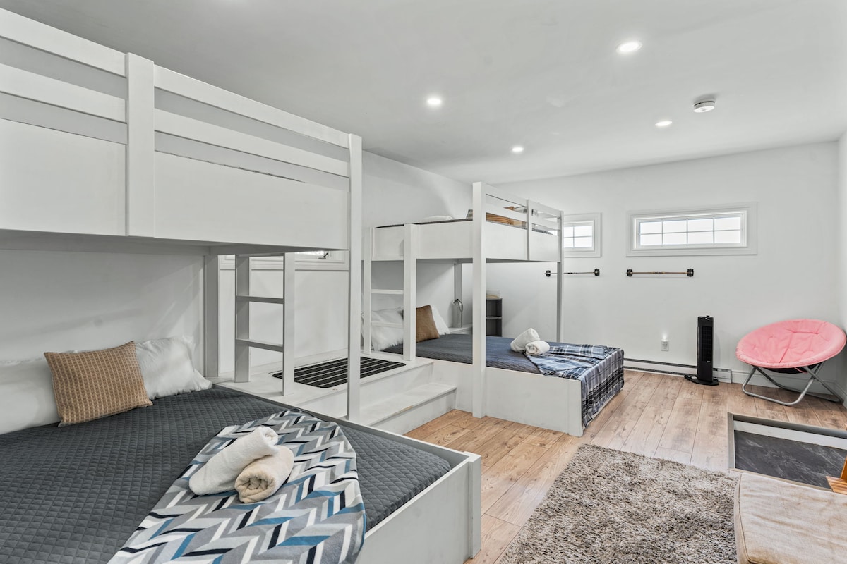 ห้องพักขนาดใหญ่นี้เหมาะสำหรับการเดินทางเป็นกลุ่ม เตียงสองชั้น 2 หลังพร้อมเตียงคู่ 4 หลังมีพื้นที่นอนมากมาย 