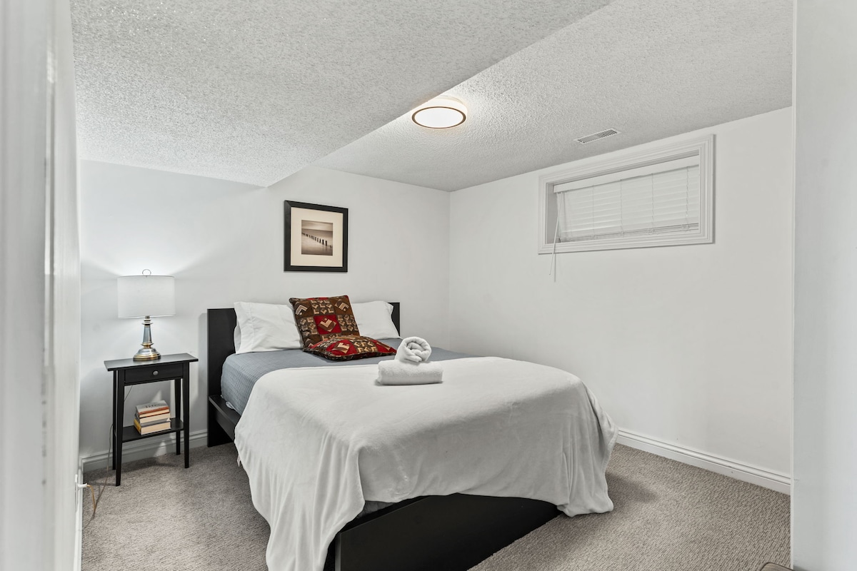 เตียงควีนไซส์และการจัดวางที่เป็นระเบียบทำให้รู้สึกเหมือนอยู่บ้าน ที่พักนี้อยู่ที่ชั้นใต้ดิน