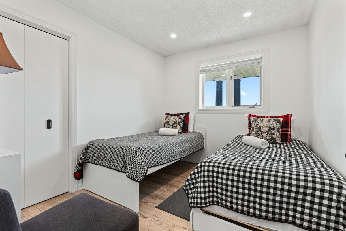 ห้องนี้เหมาะสำหรับพี่น้องหรือเพื่อน เตียงเดี่ยวสองเตียงที่สบายและผ้าปูที่นอนที่สะอาดทำให้รู้สึกเหมือนอยู่บ้าน ตู้เสื้อผ้าเพิ่มความสะดวกสบาย