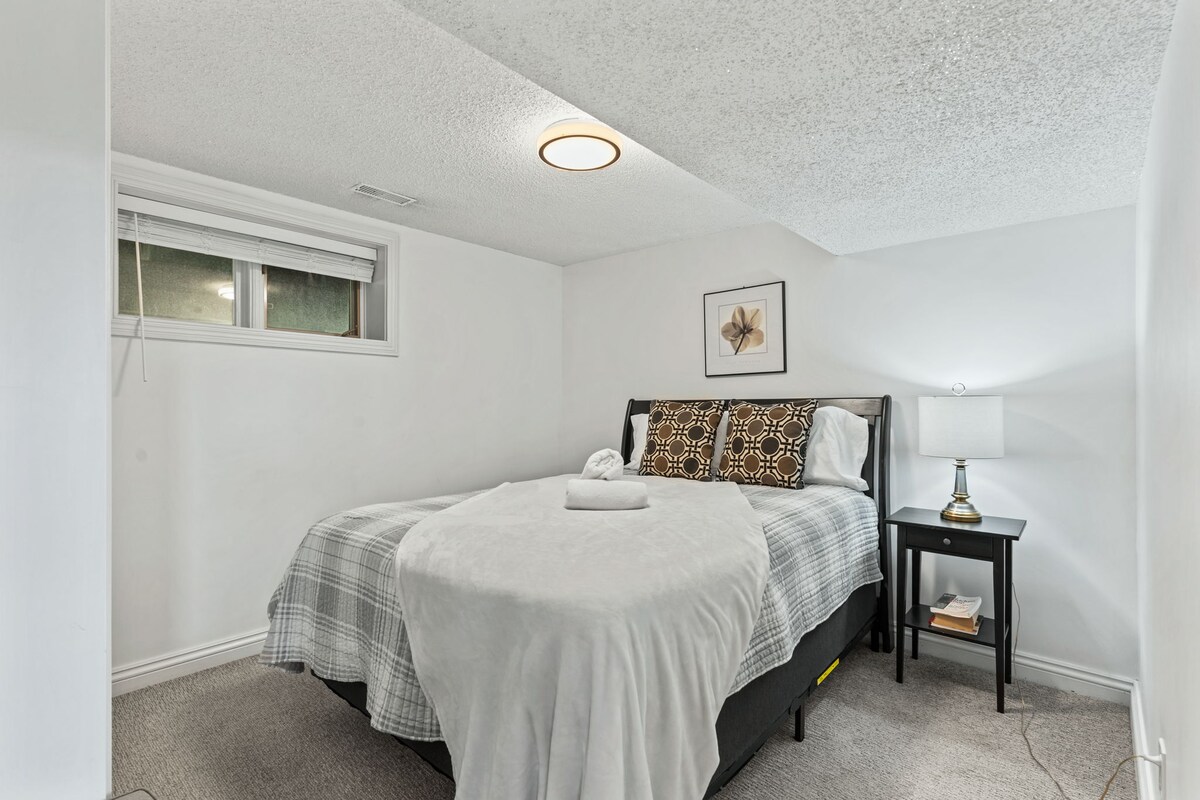 ห้องนอนชั้นใต้ดินนี้ให้ความสะดวกสบายและเงียบสงบ เตียงควีนไซส์เหมาะสำหรับการพักผ่อนหลังจากวันที่ยาวนาน 