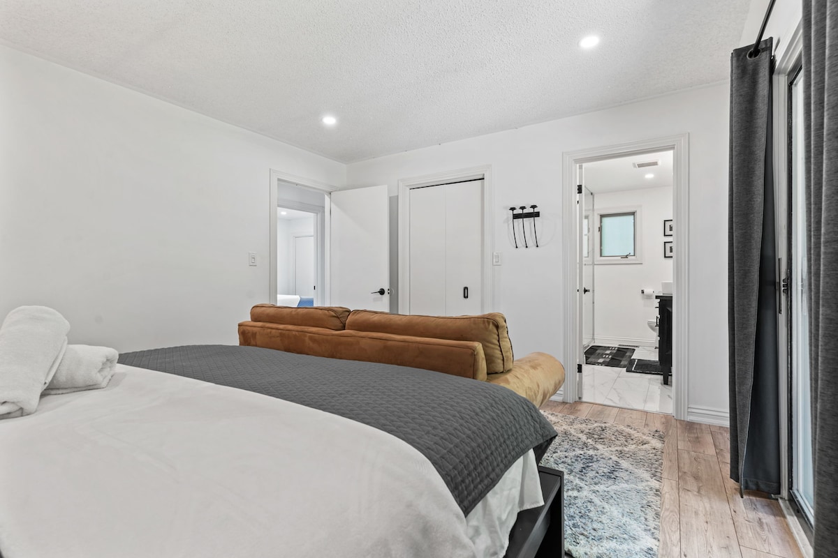 ห้องนอนใหญ่นี้มีทุกสิ่งที่คุณต้องการ: พื้นที่ สะดวกสบาย และผ้าปูที่นอนใหม่ มีห้องน้ำในตัว 