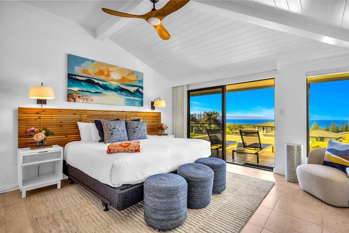 KGV-24P7 Lala vizuri katika chumba cha kulala cha msingi chenye kitanda cha King na ufikiaji wa lanai kwa ajili ya mwanga wa asubuhi.