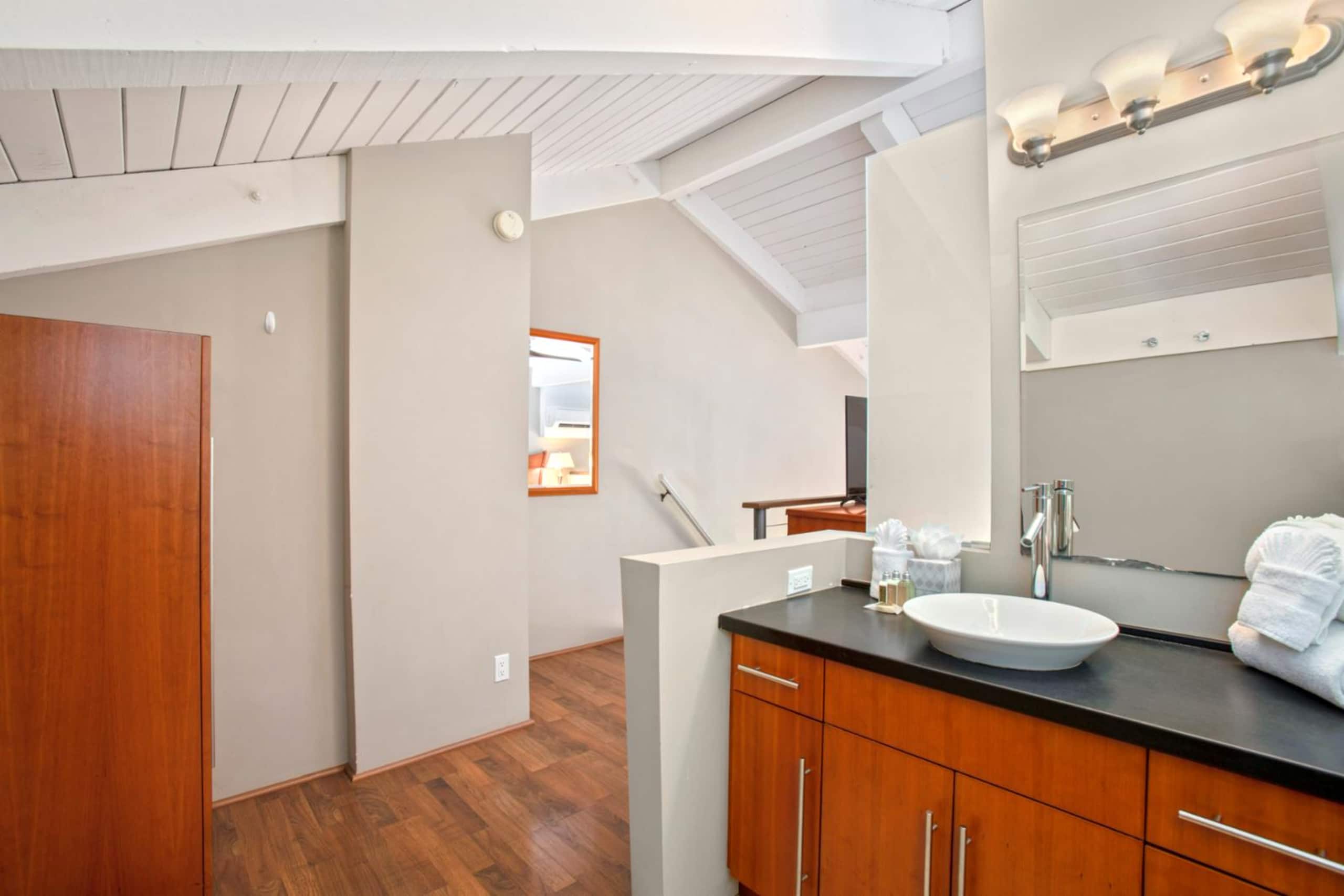 Condo in Lahaina · ★5.0 · 6 bedrooms · 9 beds · 5 private baths - Image 20