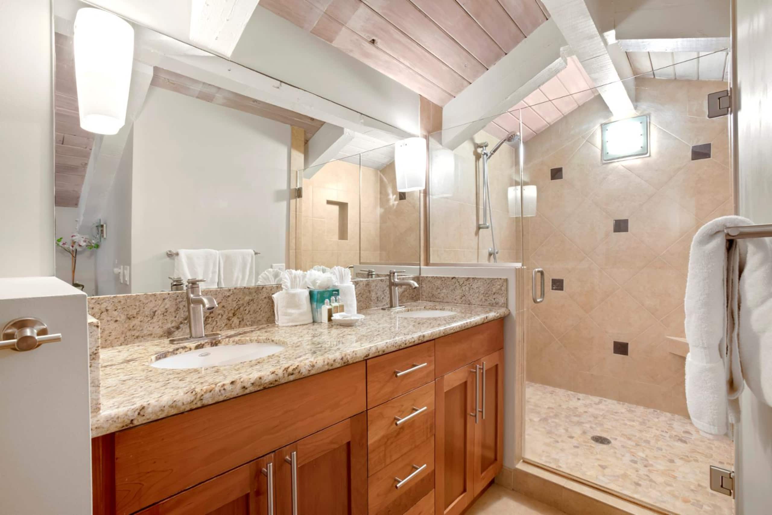Condo in Lahaina · ★5.0 · 6 bedrooms · 9 beds · 5 private baths - Image 9