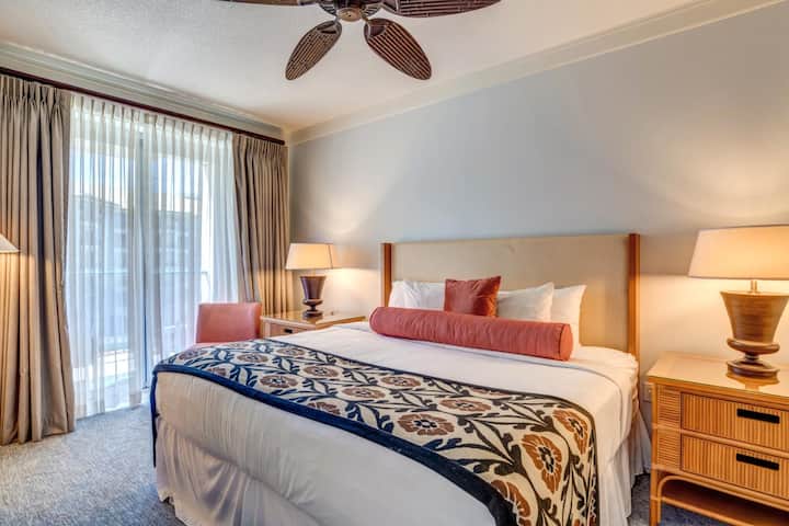 HKH-412 დაისვენეთ კუნძულზე შთაგონებული კომფორტით ელეგანტური, მყუდრო საძინებლით.