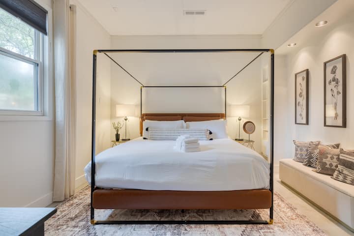 U 1. spavaćoj sobi nalazi se bračni krevet i televizor.