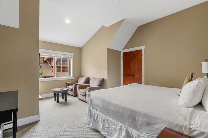 غرفة نوم مريحة بسرير بحجم كينج في انتظارك بعد يوم من المغامرة.