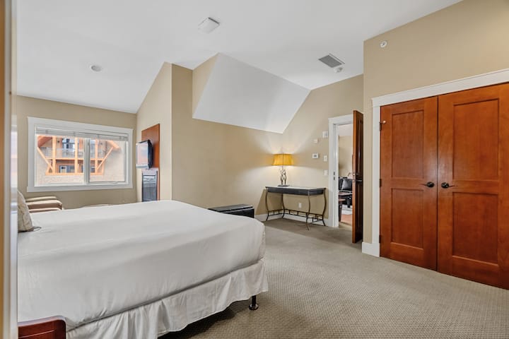 إليك منظر آخر لغرفة نومك الواسعة.